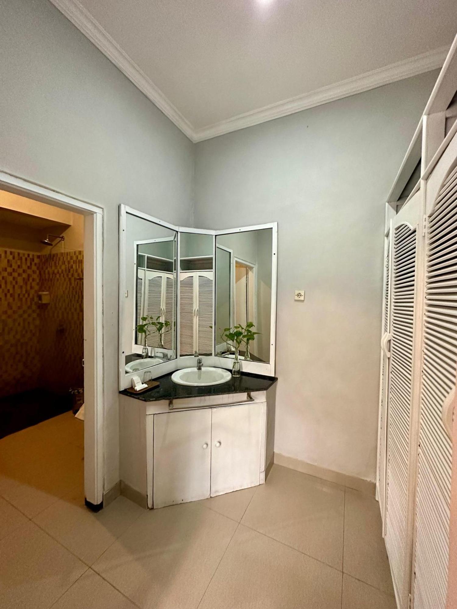 The Taman Ayu Hotel Seminyak Buitenkant foto