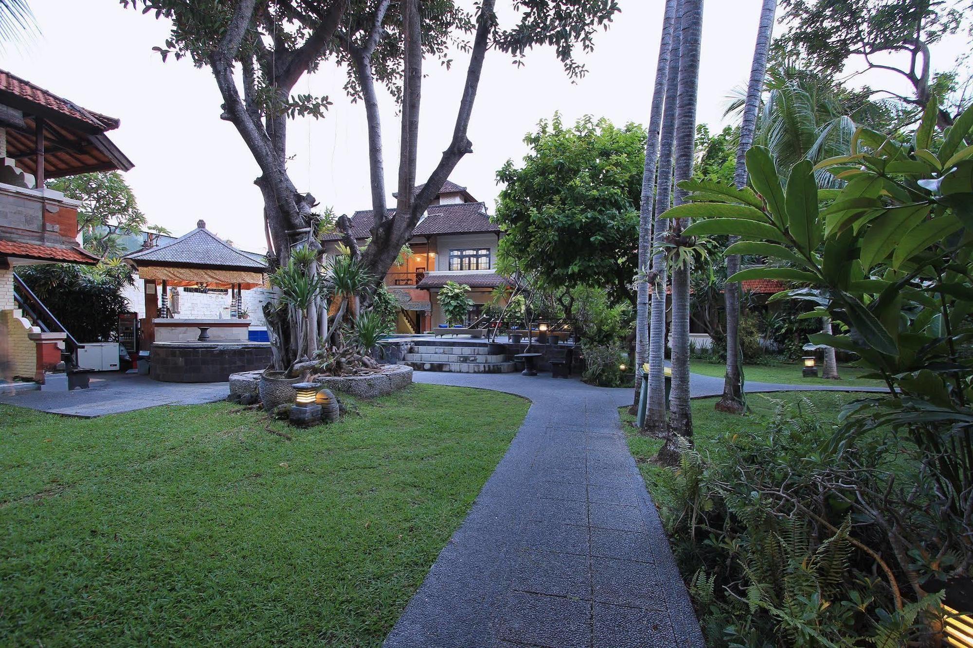 The Taman Ayu Hotel Seminyak Buitenkant foto