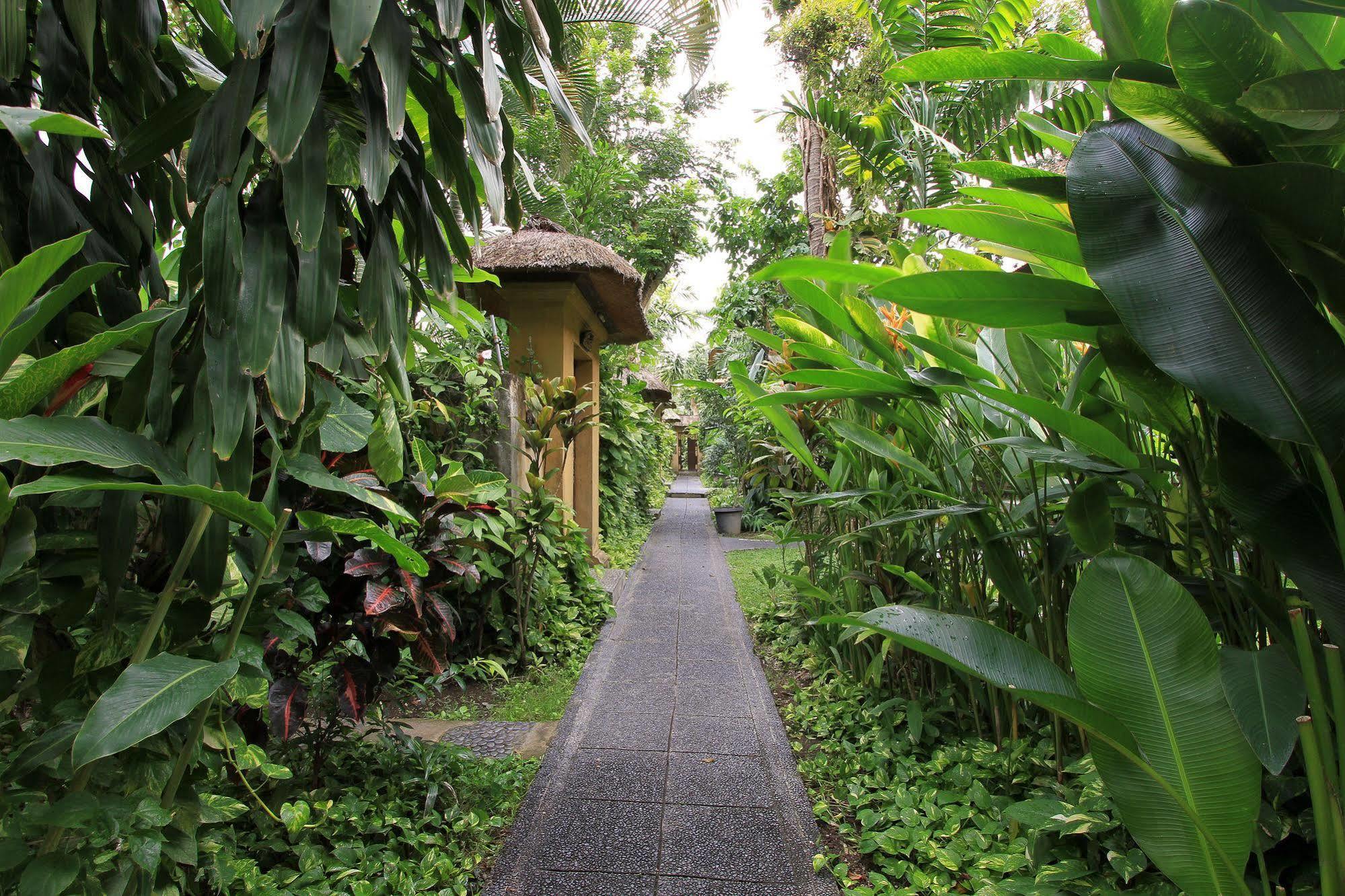 The Taman Ayu Hotel Seminyak Buitenkant foto