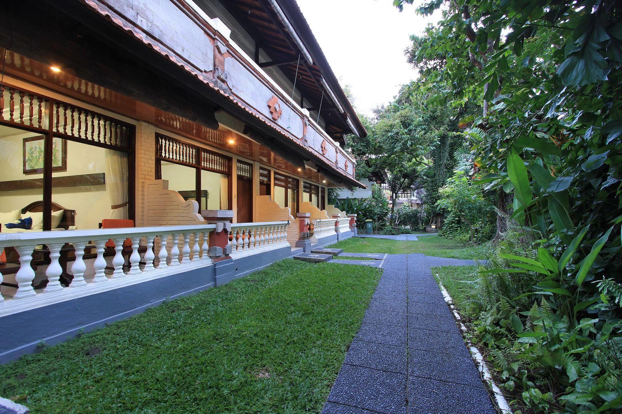 The Taman Ayu Hotel Seminyak Buitenkant foto